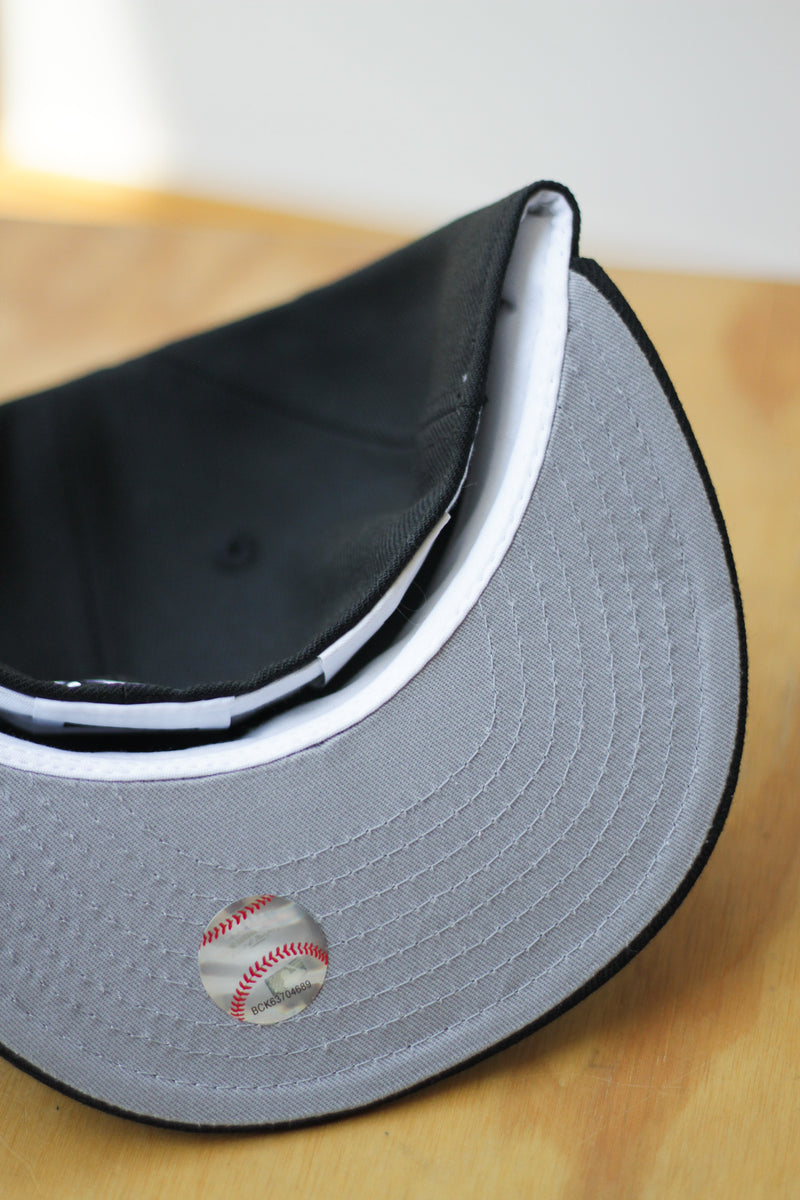 2005 CHICAGO WHITE SOX BLACK FITTED W/ GREY UNDER VISOR