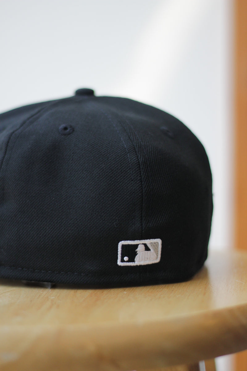 2005 CHICAGO WHITE SOX BLACK FITTED W/ GREY UNDER VISOR
