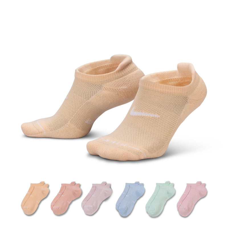 No-show ankle socks, light peach knit with small white swoosh logo