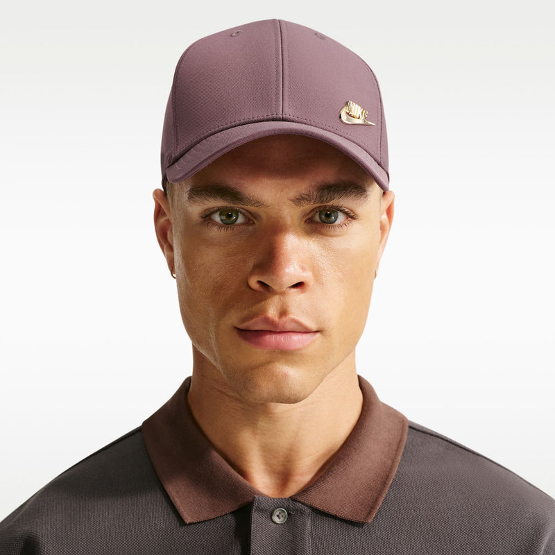 Nike club cap in mauve worn forward with gold logo on the side