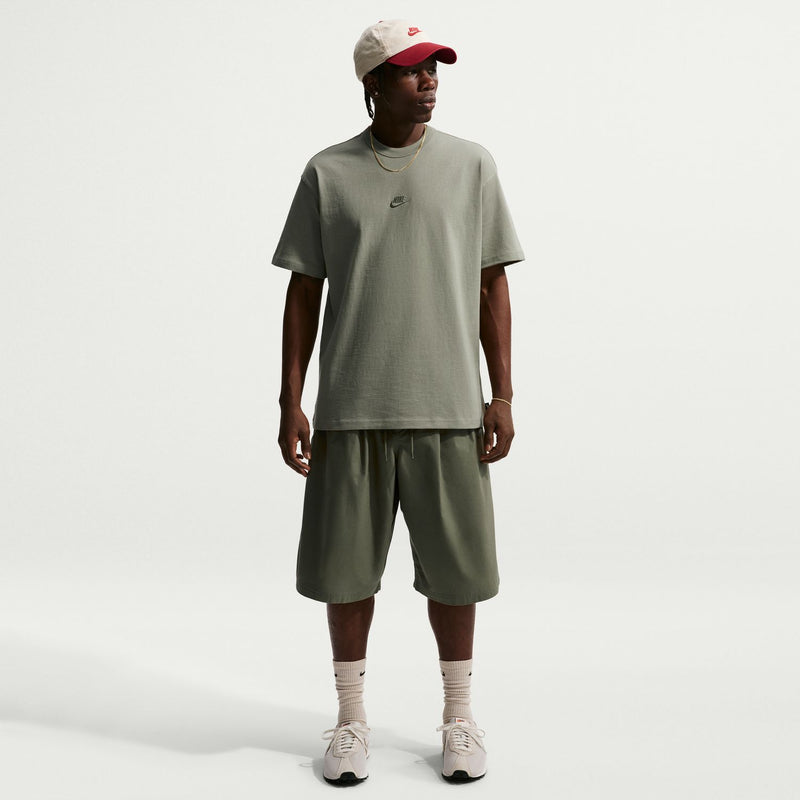 Men's sage green essential t-shirt with short sleeves and small chest Nike logo