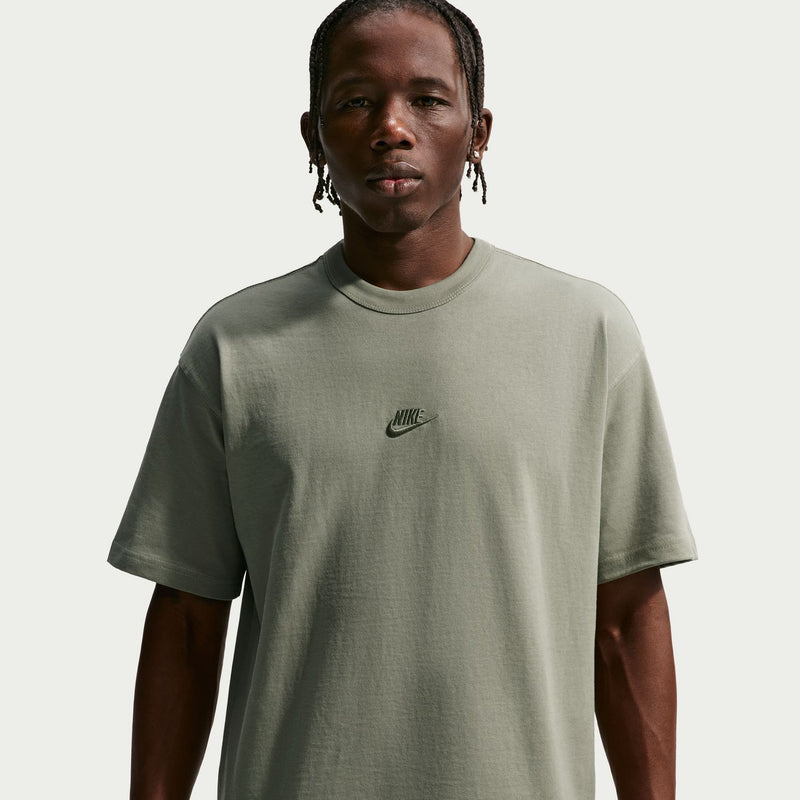 Men's sage green essential t-shirt with crew neck and embroidered Nike logo