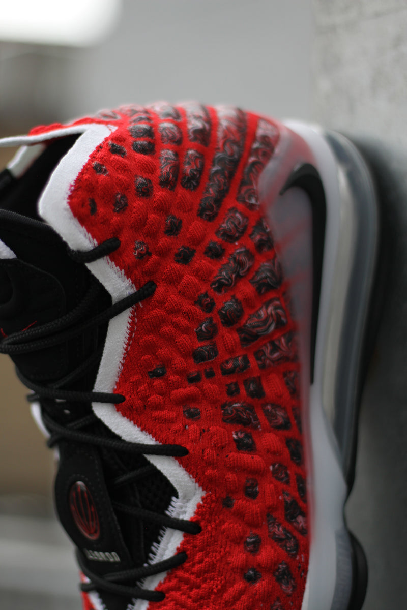 LEBRON XVII "UPTEMPO"