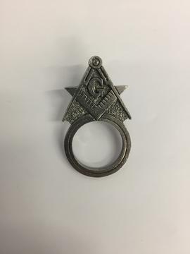 MASON SUNGLASS HOLDER PIN