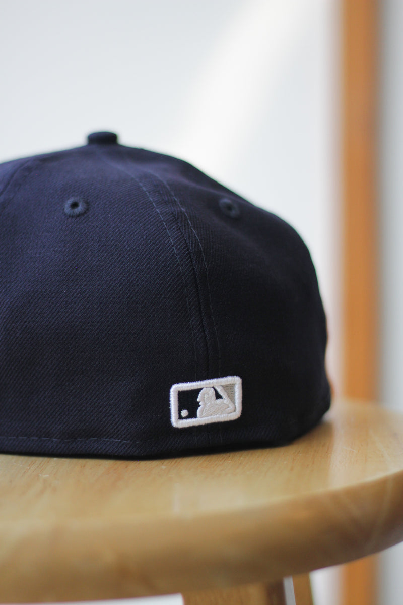 NEW YORK YANKEES NAVY FITTED W/ GREY UNDER VISOR