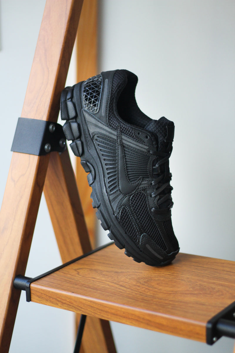 NIKE ZOOM VOMERO 5 SP "BLACK/BLACK"