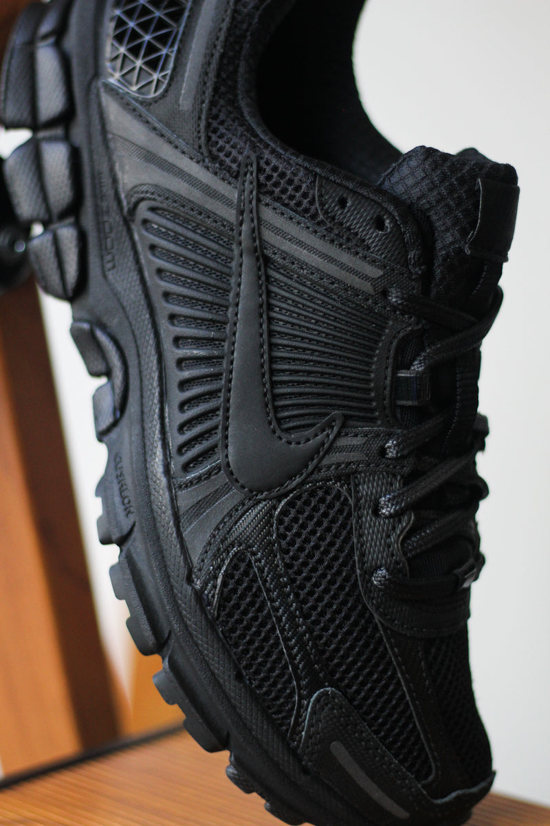 NIKE ZOOM VOMERO 5 SP "BLACK/BLACK"
