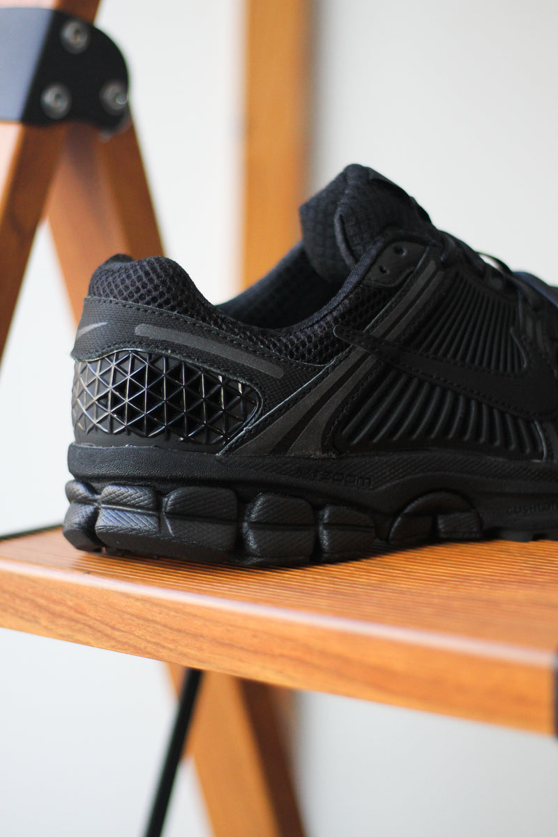 NIKE ZOOM VOMERO 5 SP "BLACK/BLACK"