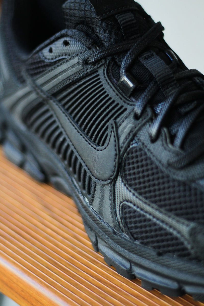 NIKE ZOOM VOMERO 5 SP "BLACK/BLACK"