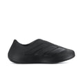 Men's slip-on sport shoe in dark black, textured upper with geometric stripes