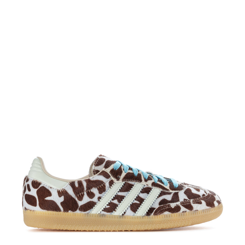 Low-top sneakers with leopard print, white stripes, blue laces, gum sole