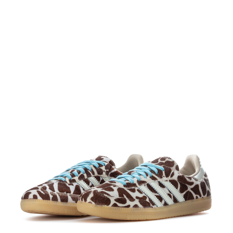 Low-top sneakers with leopard pattern, white side stripes, blue laces, textured gum sole