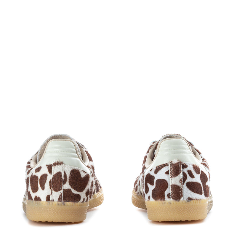 Sneakers heel view with leopard print, white collar, and gum sole