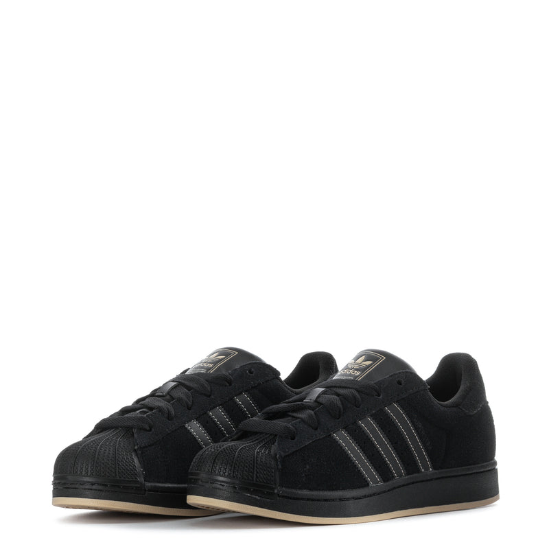 Youth black low-top sneakers, two-shoe angle with three stripes and lace-up laces.
